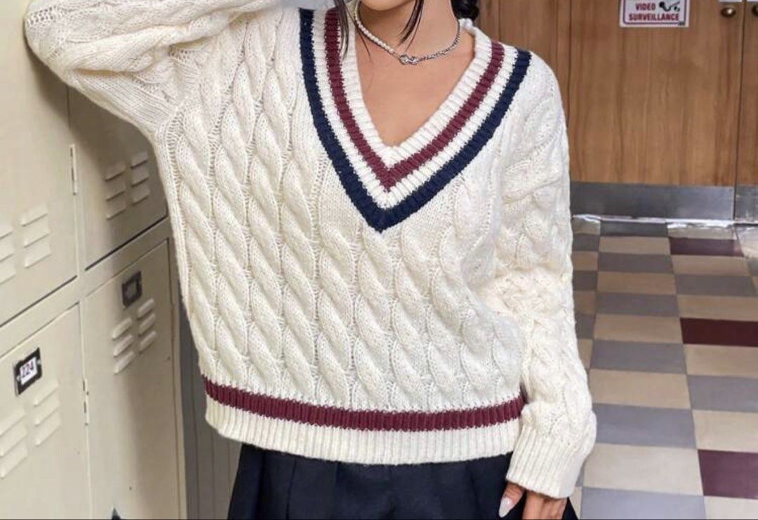 Knitted sweater (Category: Coats, Jackets and Outerwear) located in Valenzuela. Submitted by coleenfern_ (Listing ID 1466337137, Image 1). Description: Good fabric perfect for autumn/ winter Oversized.
