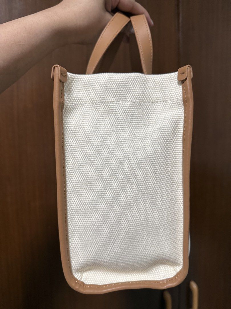 Lacoste Canvas Top Handle / Crossbody Bag (Category: Cross-body Bags) located in San Fernando. Submitted by annieprelovedshop (Listing ID 1466500483, Image 3). Description: 💯 ORIGINAL!.