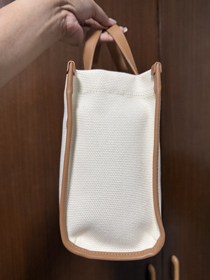 Lacoste Canvas Top Handle / Crossbody Bag (Category: Cross-body Bags) located in San Fernando. Submitted by annieprelovedshop (Listing ID 1466500483, Image 2). Description: 💯 ORIGINAL!.