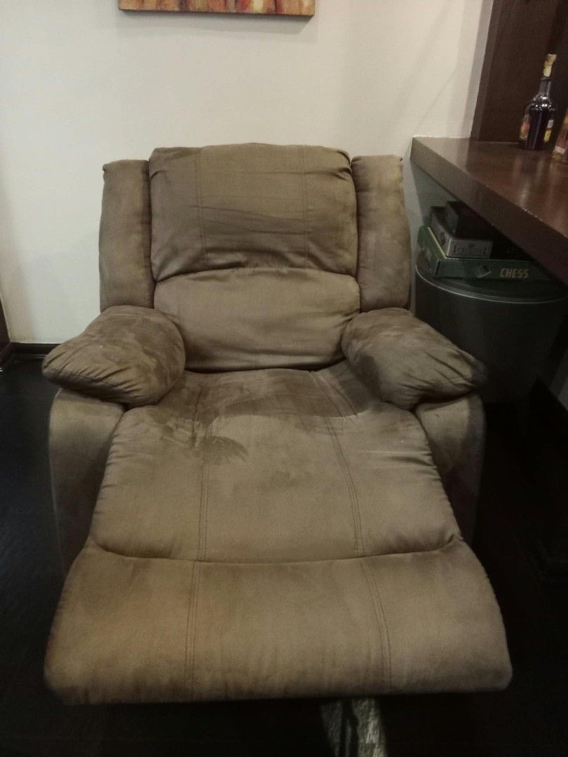 Lazy Boy Reclining Chair Brown (Category: Chairs) located in Bacoor. Submitted by itsmereyyy (Listing ID 1466350765, Image 2). Description: See photo for details PAYO (Pay As You Order).