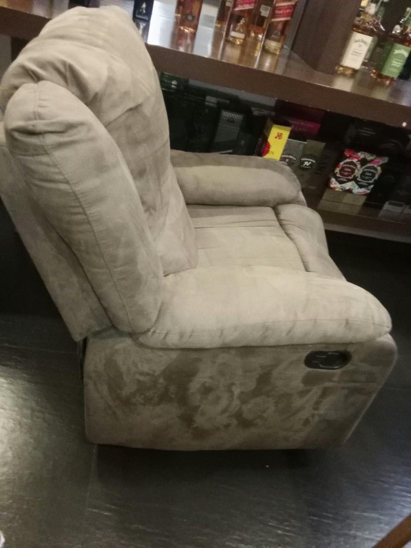Lazy Boy Reclining Chair Brown (Category: Chairs) located in Bacoor. Submitted by itsmereyyy (Listing ID 1466350765, Image 3). Description: See photo for details PAYO (Pay As You Order).