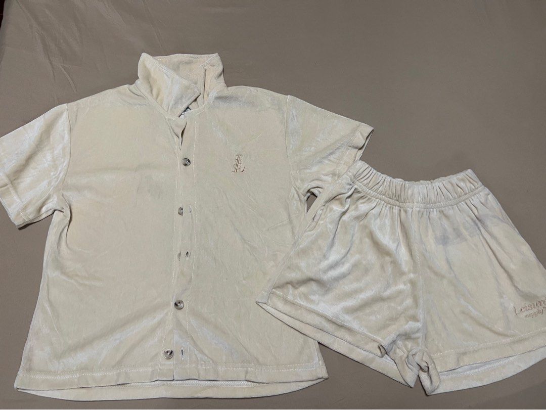 Leisuré Daydream Terry Toweling Set (Category: Sets or Coordinates) located in Manila. Submitted by malggg (Listing ID 1466525327, Image 1). Description: (Decluttering again!) Got this from the 🍊 app in 2022. I only was able to wear this set once and it has been folded and stored ever since — hence the discolorations (see photos #5 and #6) Love how comfortable this set is because of the soft material but I don’t reach for it a lot so I’m letting