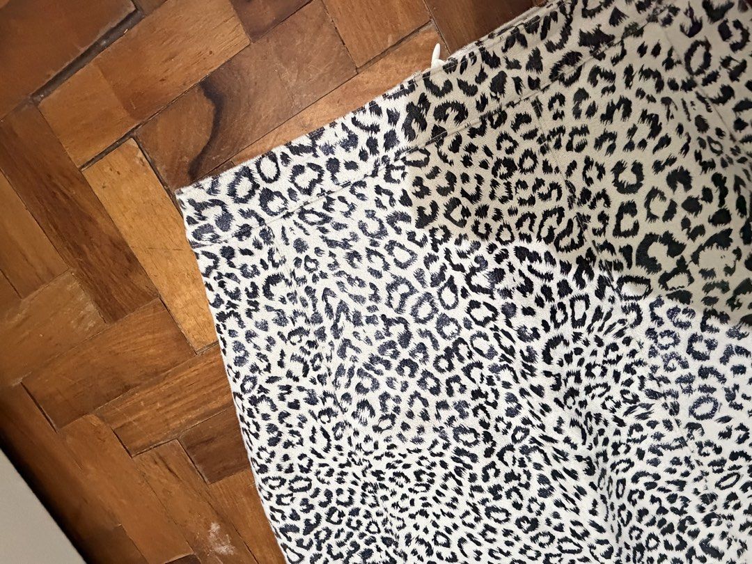 Leopard Print Skirt (Category: Skirts) located in Manila. Submitted by wearagainfinds (Listing ID 1466407646, Image 2). Description: - small - Bold leopard print mini skirt - Flattering structured A-line cut with front paneling - Fully lined with a smooth white inner layer - Secure back zipper closure - Easy to style with basic black or white tops - Perfect for casual day outs and weekend dates.
