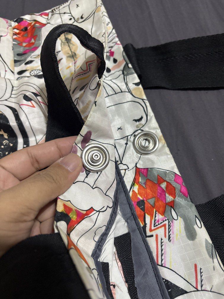 Lesportsac Tote Bag (Category: Tote Bags) located in Cavite. Submitted by owsssss (Listing ID 1466473988, Image 3). Description: Issue wala na ung lining sa loob May platform or patigas sa ilalim Need wash.