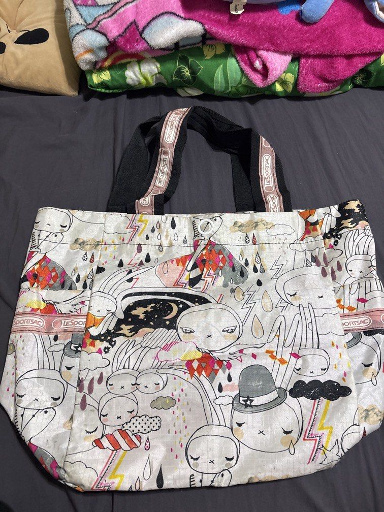 Lesportsac Tote Bag (Category: Tote Bags) located in Cavite. Submitted by owsssss (Listing ID 1466473988, Image 1). Description: Issue wala na ung lining sa loob May platform or patigas sa ilalim Need wash.