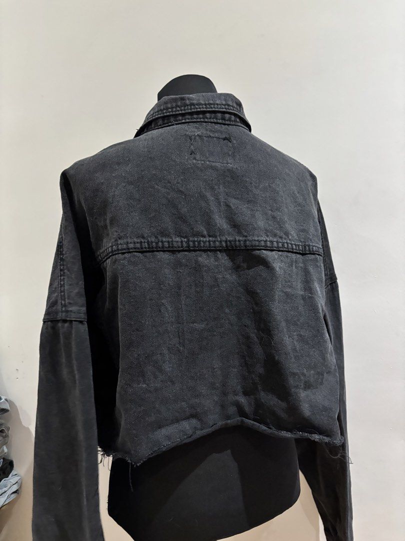 Lesurelife Black Cropped Raw Hem Denim Jacket (Category: Coats, Jackets and Outerwear) located in Manila. Submitted by mpt99876 (Listing ID 1466522495, Image 3). Description: - Style: Black cropped denim jacket with a cool raw frayed hem - Fit: Relaxed long sleeves with dropped shoulders and a classic collared neckline - Details: Front metal button closure, back yoke, and two chest flap pockets - Branding: Small, elegant embroidered gold Lesureli