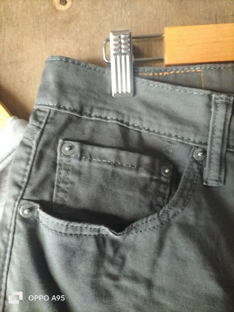 Levi's (Category: Shorts) located in Baler. Submitted by jaydeebaltazar (Listing ID 1466361863, Image 3). Description: Levi's bagong bago to design niya talaga yan de yan putol no issue size: 33.