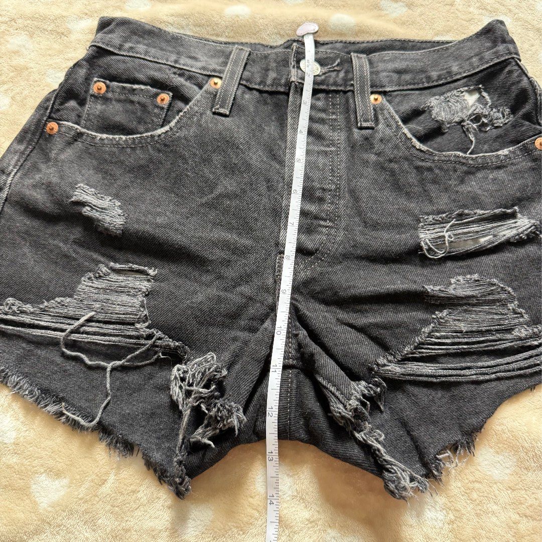 LEVI’S (Category: Shorts) located in Manila. Submitted by shefindshope (Listing ID 1466437521, Image 3). Description: .