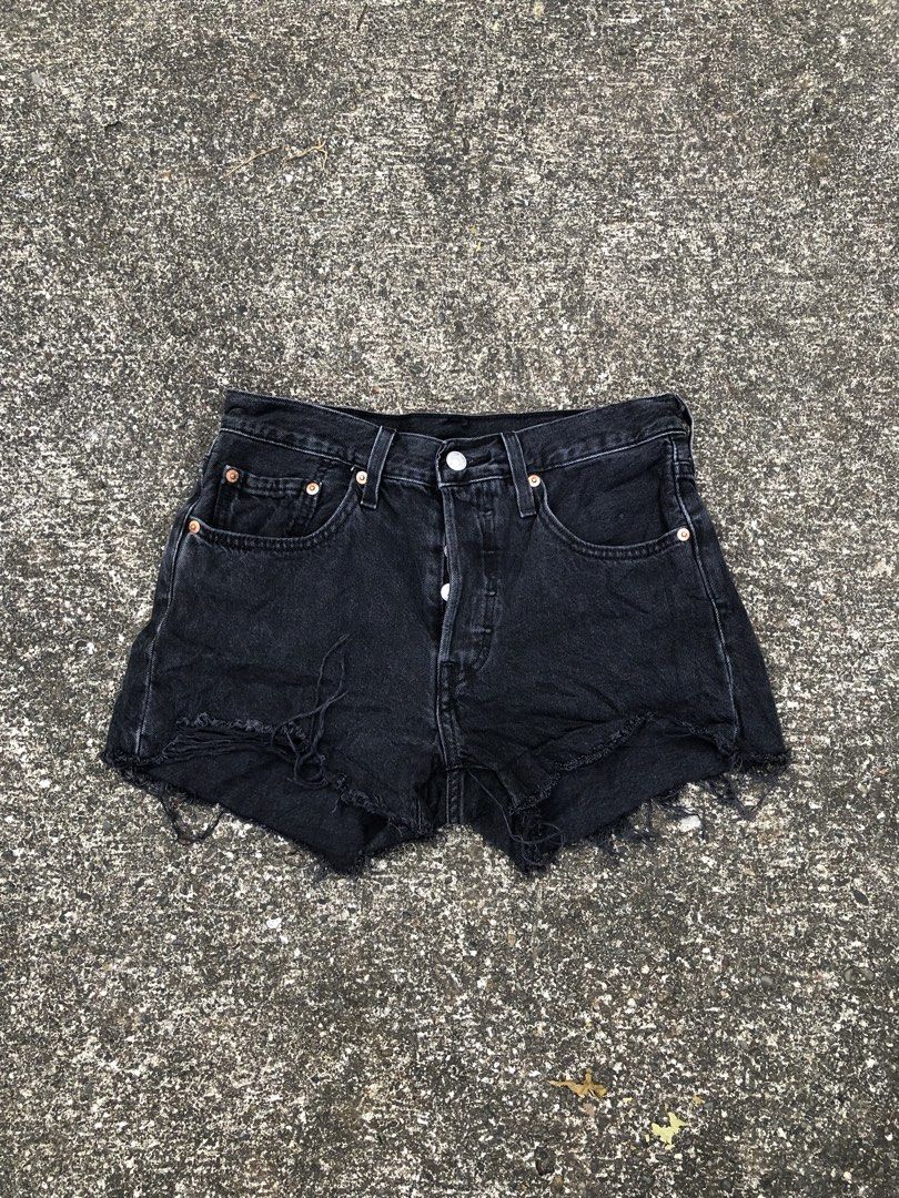 LEVIS 501 (Category: Shorts) located in Manila. Submitted by brightlion-472b2e (Listing ID 1466382390, Image 1). Description: Size 28 Excellent condition .