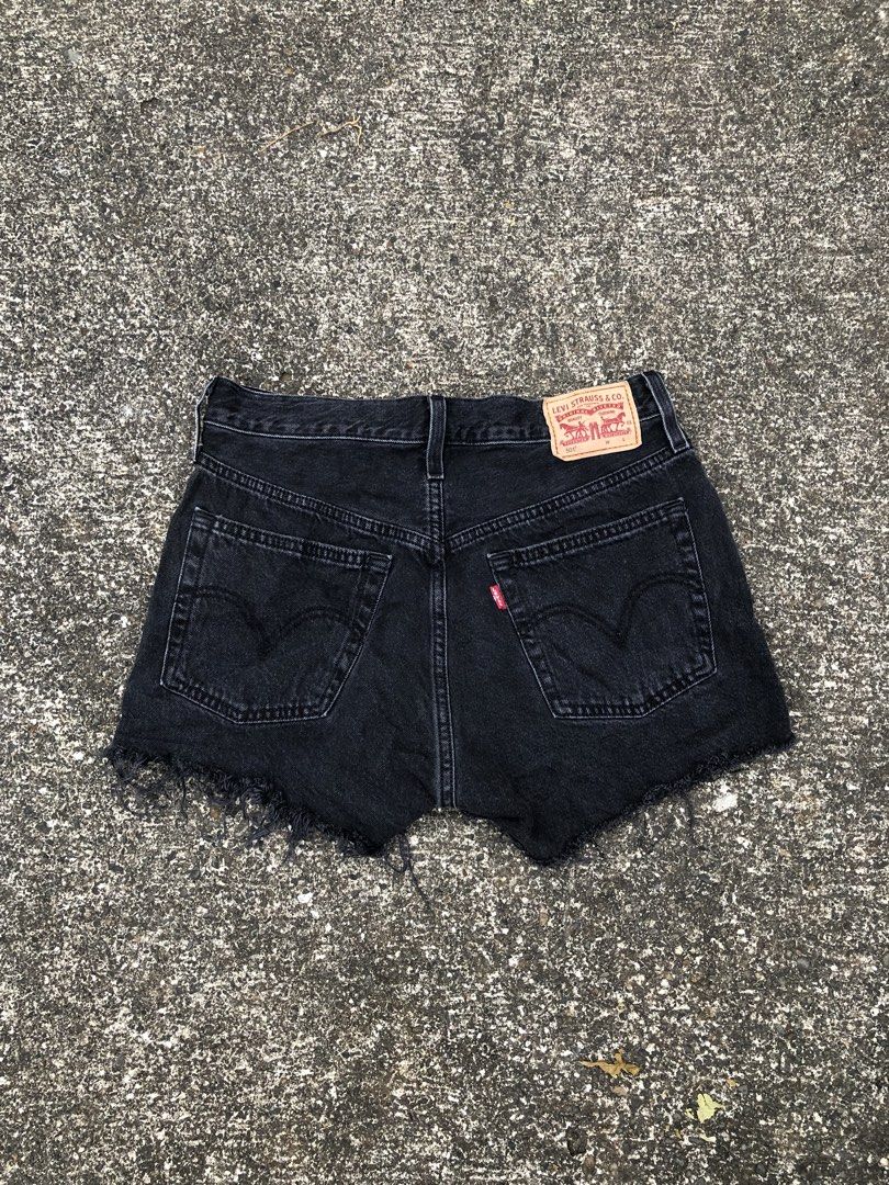 LEVIS 501 (Category: Shorts) located in Manila. Submitted by brightlion-472b2e (Listing ID 1466382390, Image 2). Description: Size 28 Excellent condition .