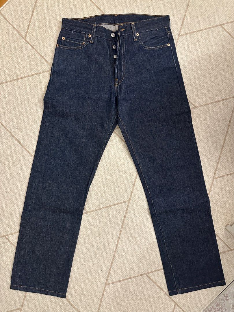 Levis 501XX （分類：牛仔褲）位於 Hong Kong。 由 chickenoil 提交（商品編號 1466488640，圖片 3）。簡介： W31 L36(已改短大約32左右） Levi’s 501XX 是丹寧服飾歷史上最具代表性的傳奇經典牛仔褲，自19th世紀誕生以來由粗獷的勞動工作褲演變為全球時尚符號。 基本介紹與名稱由來 • Levi’s 501XX：其中的「501」是 Levi’s 於1890年代開始使用的經典批號（早期代表高品質的產品線）；「XX」則代表 Extra Excellent，最初源自早期供應商提供的高等級特重藍色丹寧布料（Extra Heavy Blue Denim）。 • 歷史起源：發源於1870年代（創始人 Levi Strauss 與雅各·戴維斯於1873年取得金屬鉚釘專利權），最初為礦工與西部牛仔設計的耐磨工作褲。。