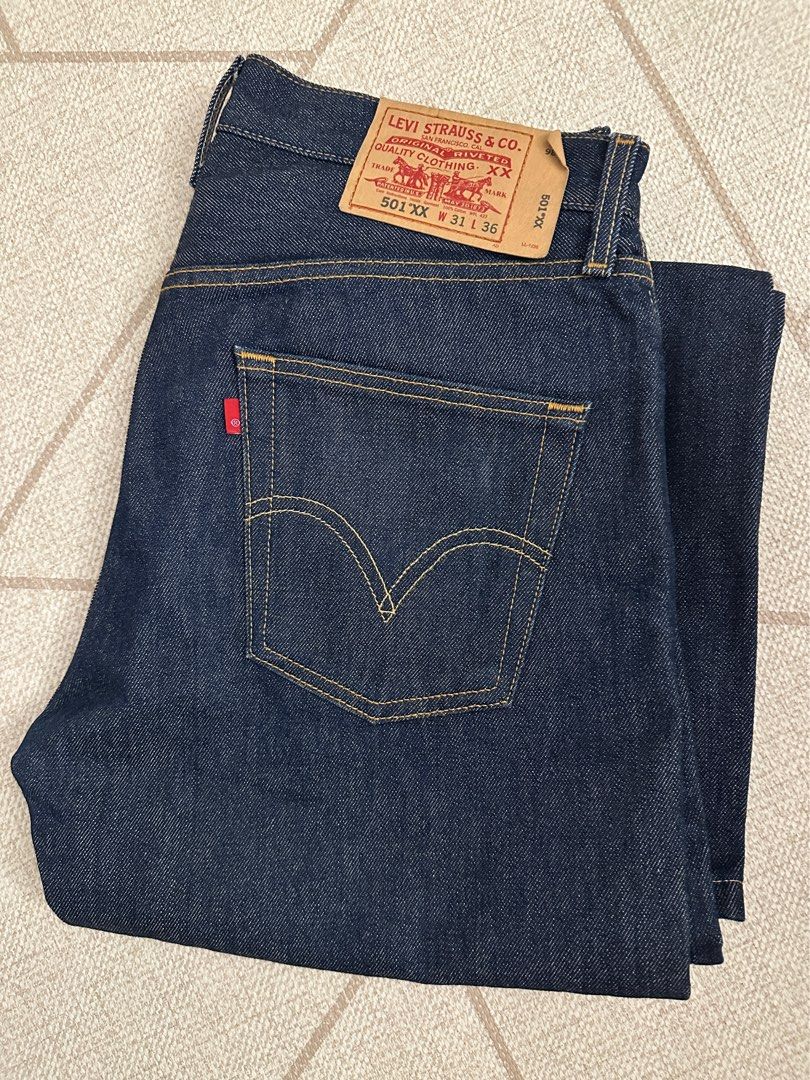 Levis 501XX （分類：牛仔褲）位於 Hong Kong。 由 chickenoil 提交（商品編號 1466488640，圖片 1）。簡介： W31 L36(已改短大約32左右） Levi’s 501XX 是丹寧服飾歷史上最具代表性的傳奇經典牛仔褲，自19th世紀誕生以來由粗獷的勞動工作褲演變為全球時尚符號。 基本介紹與名稱由來 • Levi’s 501XX：其中的「501」是 Levi’s 於1890年代開始使用的經典批號（早期代表高品質的產品線）；「XX」則代表 Extra Excellent，最初源自早期供應商提供的高等級特重藍色丹寧布料（Extra Heavy Blue Denim）。 • 歷史起源：發源於1870年代（創始人 Levi Strauss 與雅各·戴維斯於1873年取得金屬鉚釘專利權），最初為礦工與西部牛仔設計的耐磨工作褲。。