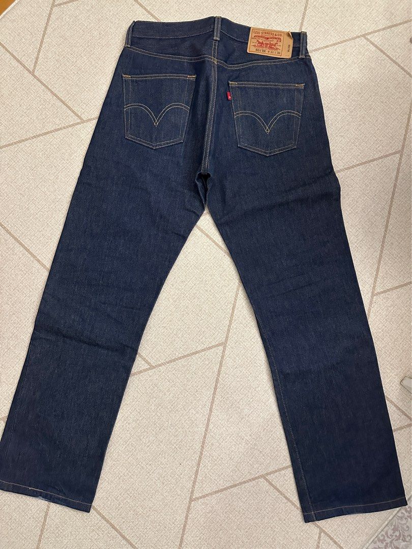 Levis 501XX （分類：牛仔褲）位於 Hong Kong。 由 chickenoil 提交（商品編號 1466488640，圖片 2）。簡介： W31 L36(已改短大約32左右） Levi’s 501XX 是丹寧服飾歷史上最具代表性的傳奇經典牛仔褲，自19th世紀誕生以來由粗獷的勞動工作褲演變為全球時尚符號。 基本介紹與名稱由來 • Levi’s 501XX：其中的「501」是 Levi’s 於1890年代開始使用的經典批號（早期代表高品質的產品線）；「XX」則代表 Extra Excellent，最初源自早期供應商提供的高等級特重藍色丹寧布料（Extra Heavy Blue Denim）。 • 歷史起源：發源於1870年代（創始人 Levi Strauss 與雅各·戴維斯於1873年取得金屬鉚釘專利權），最初為礦工與西部牛仔設計的耐磨工作褲。。