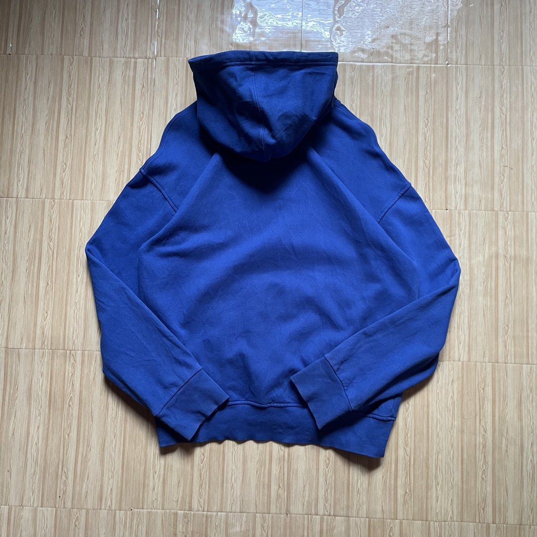 Levi's Box logo pullover hoodie (Category: Hoodies) located in Hagonoy. Submitted by ianthrift_ph (Listing ID 1466528343, Image 2). Description: complete tags/authentic size medium on tag 22 width, 28 length good condition color rate 9/10 no issue.