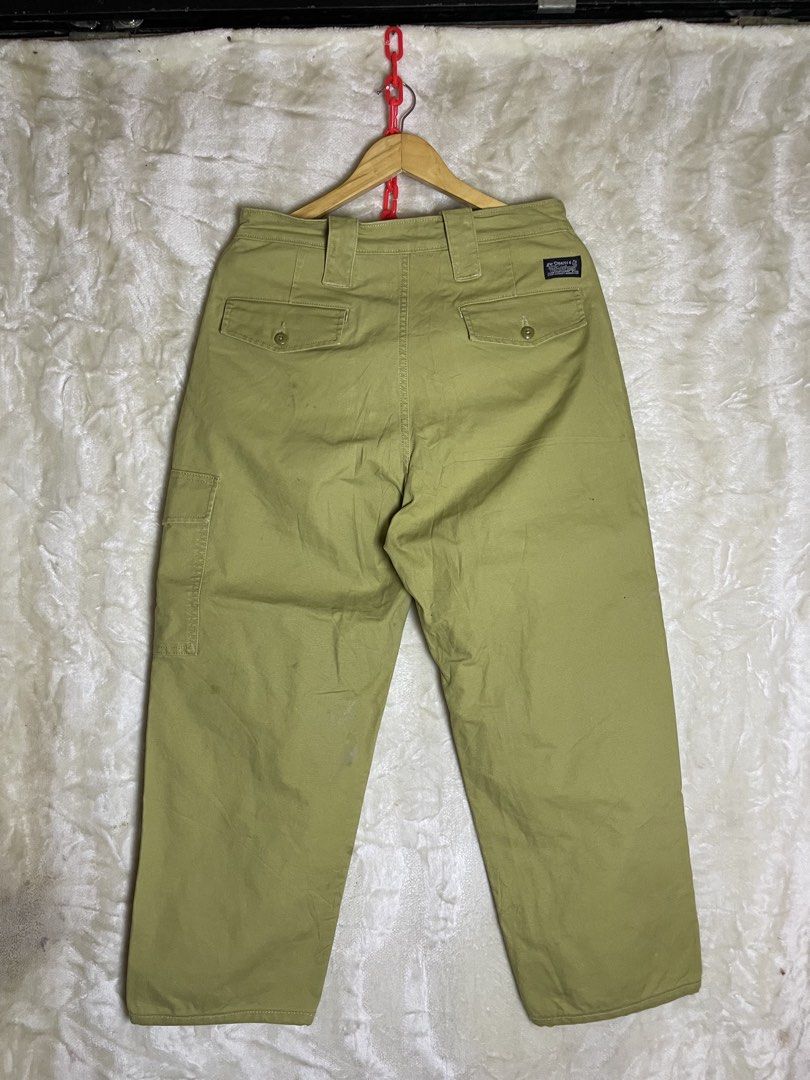 Levis cargo pants (Category: Jeans) located in Molave. Submitted by ikong_thrift07 (Listing ID 1466354963, Image 1). Description: When worn pic last picture 5’7 height for reference .