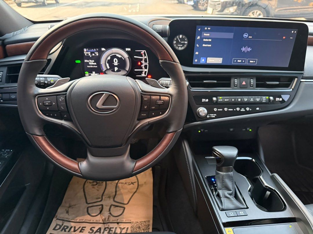 Lexus ES300h Premier 2023 jackani Auto (Category: Used Cars) located in Pasig City. Submitted by jackani (Listing ID 1466423247, Image 3). Description: 2023 Lexus ES300H Premier top of the line Hybrid 10,000 km only casa maintained Aimgain Full Body Kit Aimgain Wheels Michelin Sport Tires JC Car Audio Sound System pearl white original paint full casa warranty U can call 09173295586.