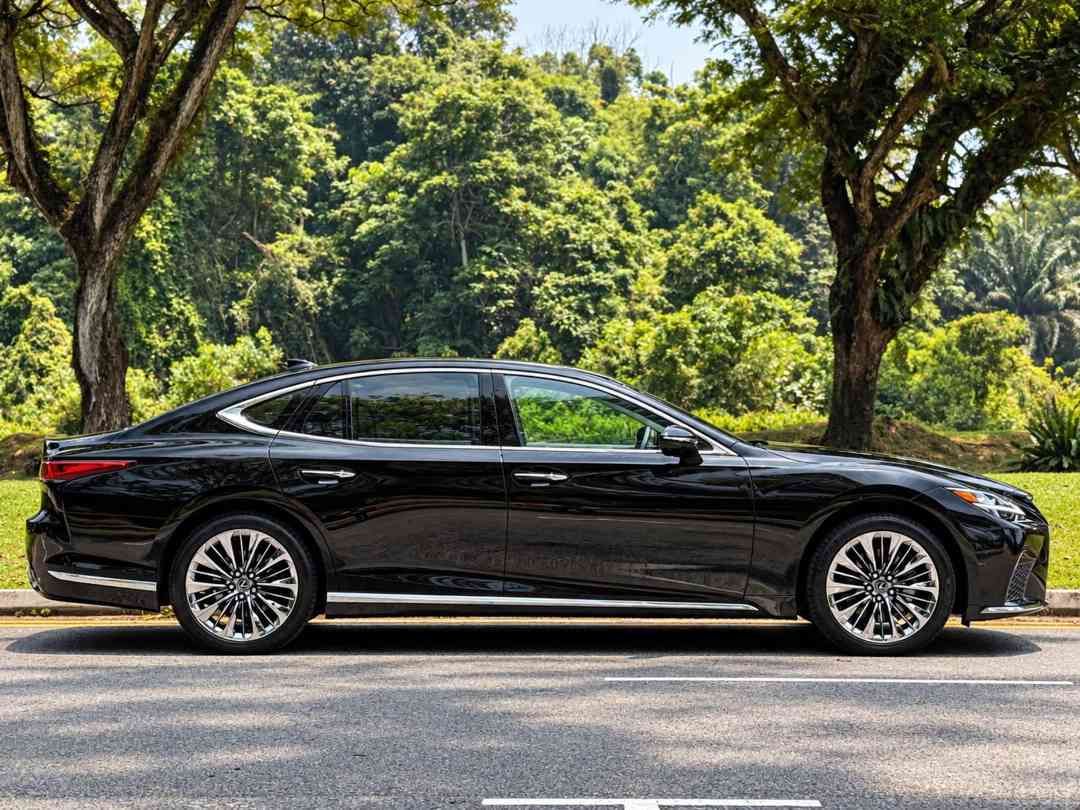 Lexus LS500h Hybrid Luxury (A) (Category: Used Cars) located in Singapore. Submitted by signaturemotors (Listing ID 1466390685, Image 3). Description: Showroom: 237 ALEXANDRA ROAD 237 Alexandra Road #02-04 Singapore 159929 1 Owner! Still Under Agent Warranty Till Jul 2028. One Of The Most Luxurious Sedan Unit With High Options! Come With Drive Mode Select (Eco/Normal/Custom/Sport/Sport+). Digital Rear Mirror. Electric Memory Seats. Lane Departure