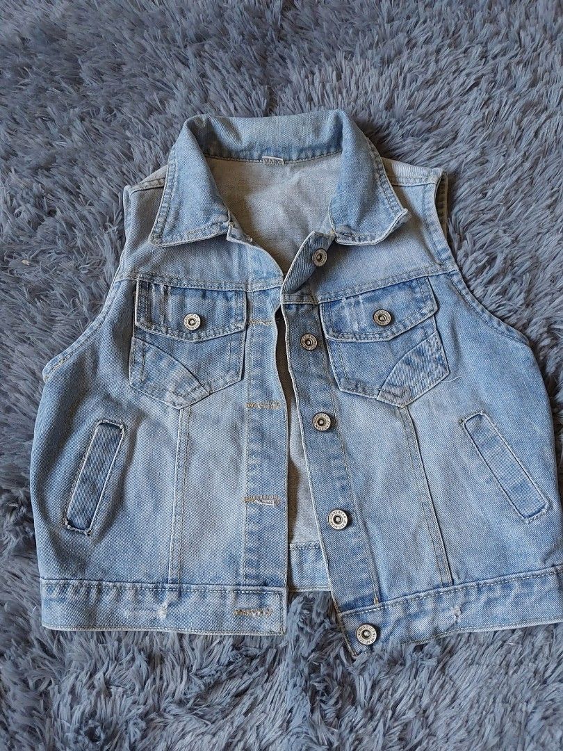 Light wash denim vest (Category: Sleeveless) located in Calasiao. Submitted by _annetastic_ (Listing ID 1466388429, Image 1). Description: 💙 DENIM VEST | PRELOVED ✨ 👖 Stylish at versatile na denim vest ✨ Perfect pang-layer sa dress, T-shirt, o blouse 🌸 Bagay sa casual outfits at OOTD 💫 Timeless style na madaling i-mix & match 💯 Preloved pero maayos at well-kept 📌 Condition: Good condition 📏 Size: [small to med}.