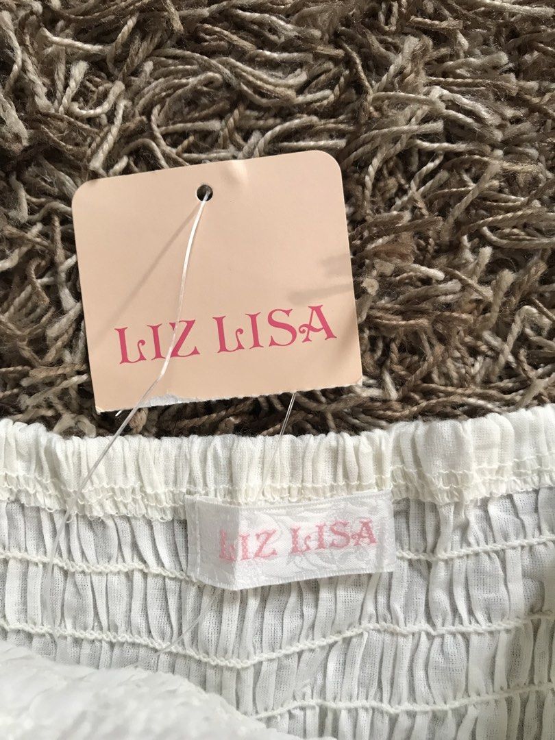LIZ LISA BLOUSE (Category: Blouses) located in Kitcharao. Submitted by ialyga08 (Listing ID 1466371559, Image 2). Description: Size: Xs-S Good Condition No washtag Super Maganda itong blouse in person (MADE IN JAPAN).