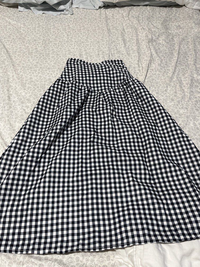 Long Checkered Skirt (Category: Skirts) located in Manila. Submitted by backroombargains (Listing ID 1466440120, Image 1). Description: Stretchy waistline, recommended for medium to extra small. A very long skirt..