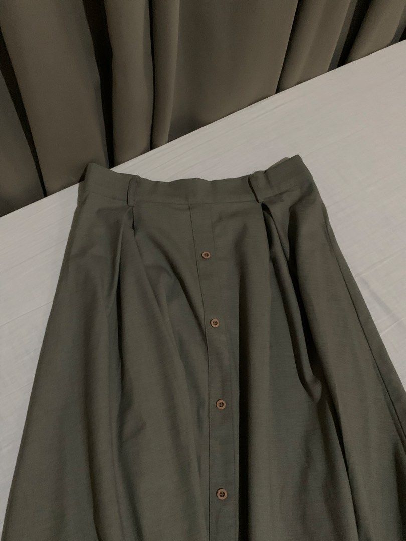 Long Flowy Skirt - Army Green (Category: Skirts) located in Manila. Submitted by belleflor (Listing ID 1466423256, Image 1). Description: This is a beautiful, army green long skirt that flows elegantly with every step. Made from a lightweight, breathable fabric, it features a relaxed and comfortable fit that drapes beautifully. The rich, earthy army green color makes it incredibly versatile—perfect for pairing with a simple white tank top and san