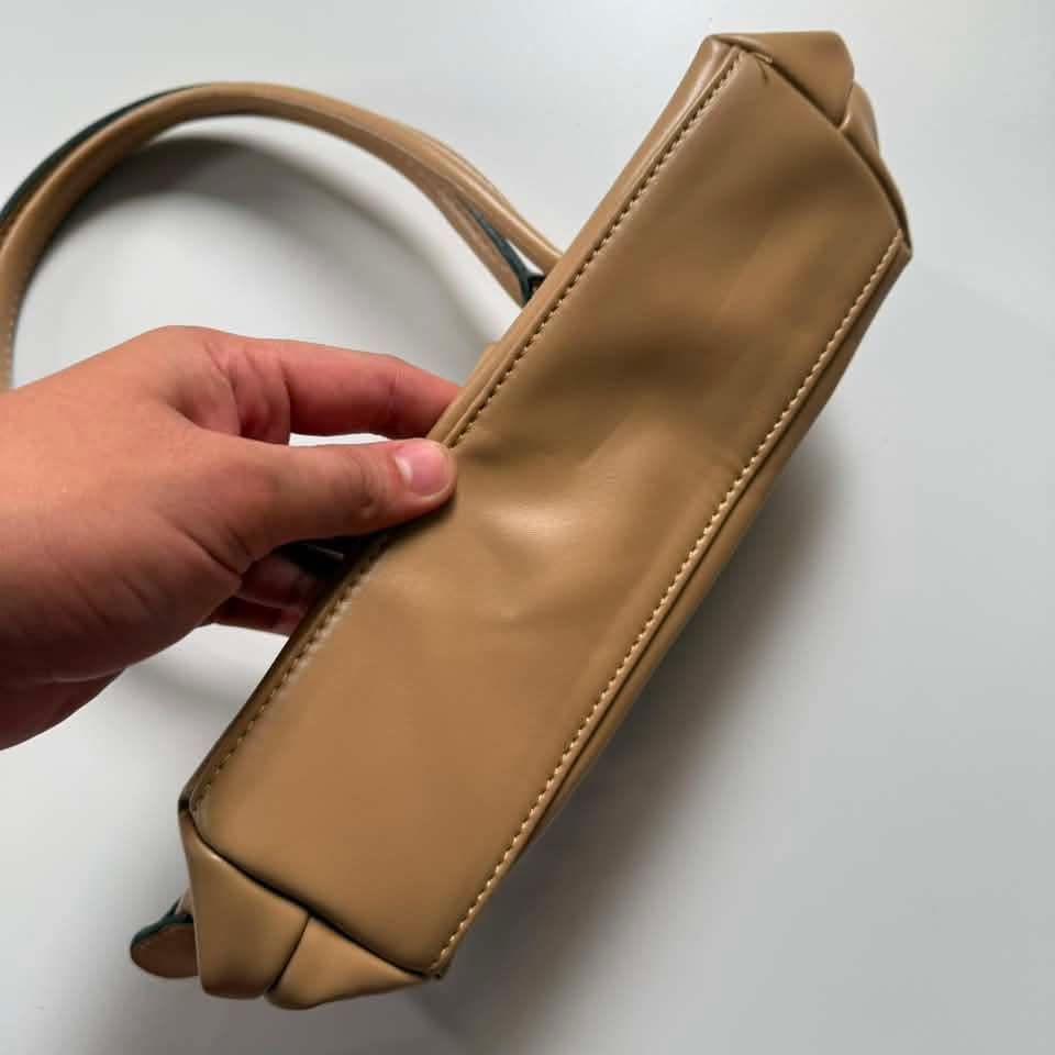 Longchamp cashew Xtra small le pilage (Category: Shoulder Bags) located in Aloran. Submitted by vintgbags (Listing ID 1466441247, Image 3). Description: All details are posted Condition is Good. Open for negotiable sent your offer..
