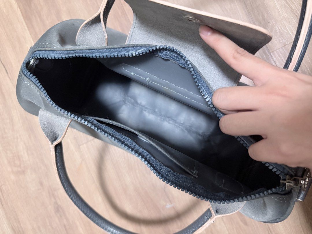 Longchamp Grey Nylon Handbag (Category: Luxury Bags & Wallets) located in Taguig. Submitted by cloudstor4ge (Listing ID 1466463747, Image 3). Description: PLEASE READ! - Condition: Shows some light wear marks and discoloration on the front and sides (priced accordingly) missing strap Location: Taguig, Philippines Shipping fee will be shouldered by buyer ty!.