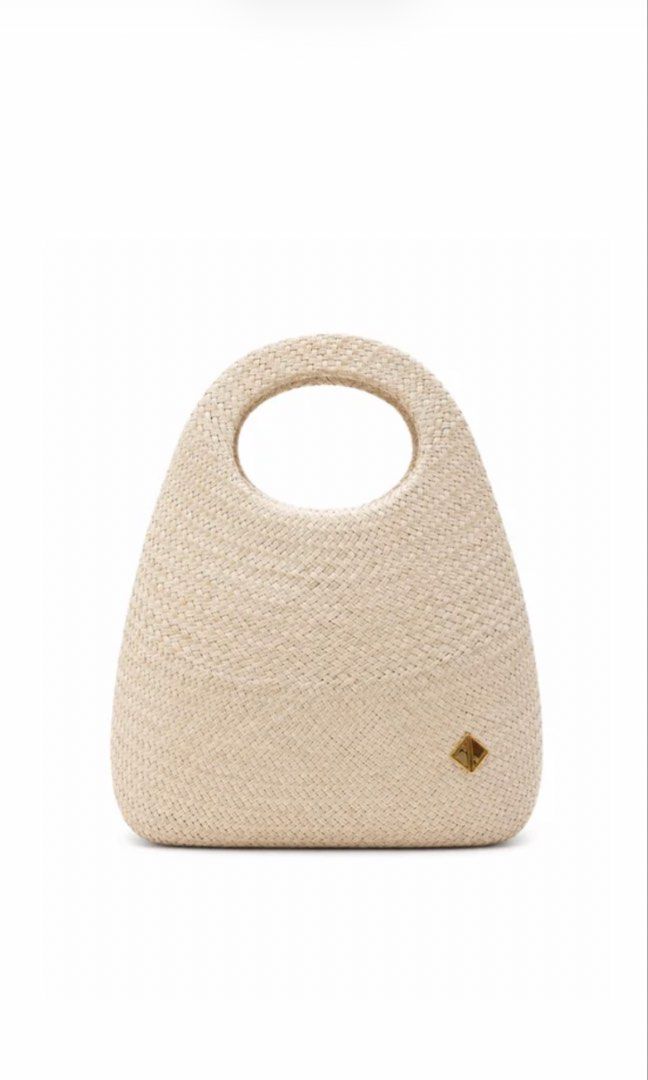 Looking: Aranaz Amor (Category: Beach Bags) located in Santa Rosa. Submitted by sophiabianca_ (Listing ID 1466490202, Image 1). Description: LOOKING NOT SELLING.