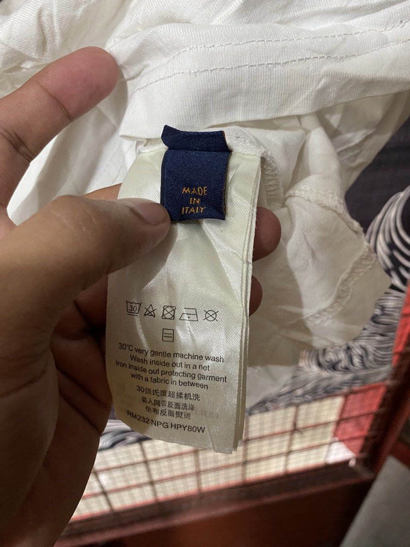 Louis vuitton (Category: Tshirts & Polo Shirts ) located in Angeles City. Submitted by reyhermano07 (Listing ID 1466508337, Image 3). Description: Louis vuitton Size. Med Good Condition No Issue.