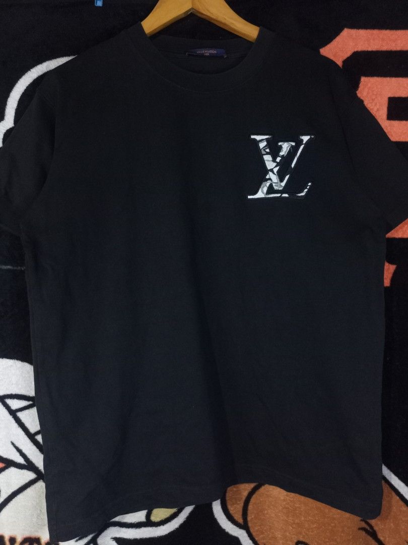 Louis Vuitton Embroidered Tshirt (Category: Tshirts & Polo Shirts ) located in Castilla. Submitted by stignapamorma (Listing ID 1466480100, Image 1). Description: Size - 21x26.5 Condition - Excellent Color Rate - 9/10 Issue - None Price - 750+SF.