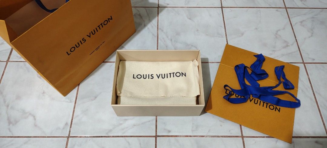 Louis Vuitton LV Pochette Monogram Eclipse MM (Category: Luxury Bags & Wallets) located in Taguig. Submitted by vaynardcai (Listing ID 1466440803, Image 2). Description: Authentic and Brand New! - Sleek dark grey and black colorway with signature LV pattern - Impeccable, clean condition inside and out Details: - Comes complete with original dust bag, presentation box, paper bag, and blue ribbon - Microchipped - No receipt, but with price tags - G