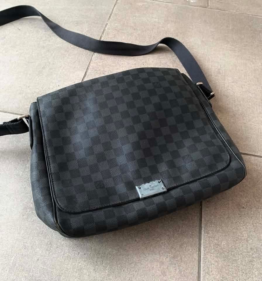 LOUIS VUITTON MESSENGER BAG (Category: Sling Bags) located in Manila. Submitted by vincemendo02440 (Listing ID 1466413845, Image 2). Description: For sale Louie Vuitton bag (original) price negotiable.