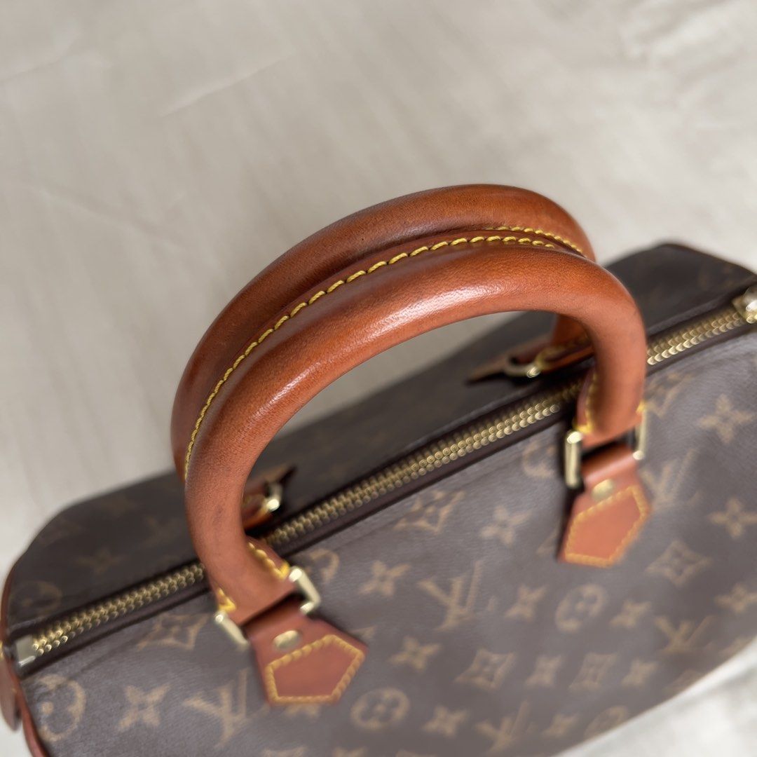 Louis Vuitton Monogram Speedy 25 Handbag (Category: Luxury Bags & Wallets) located in Pasig City. Submitted by jenscloset86 (Listing ID 1466363090, Image 2). Description: Louis Vuitton Monogram Speedy 25 • No inclusion. • Vintage. • Excellent condition. • Coded. .