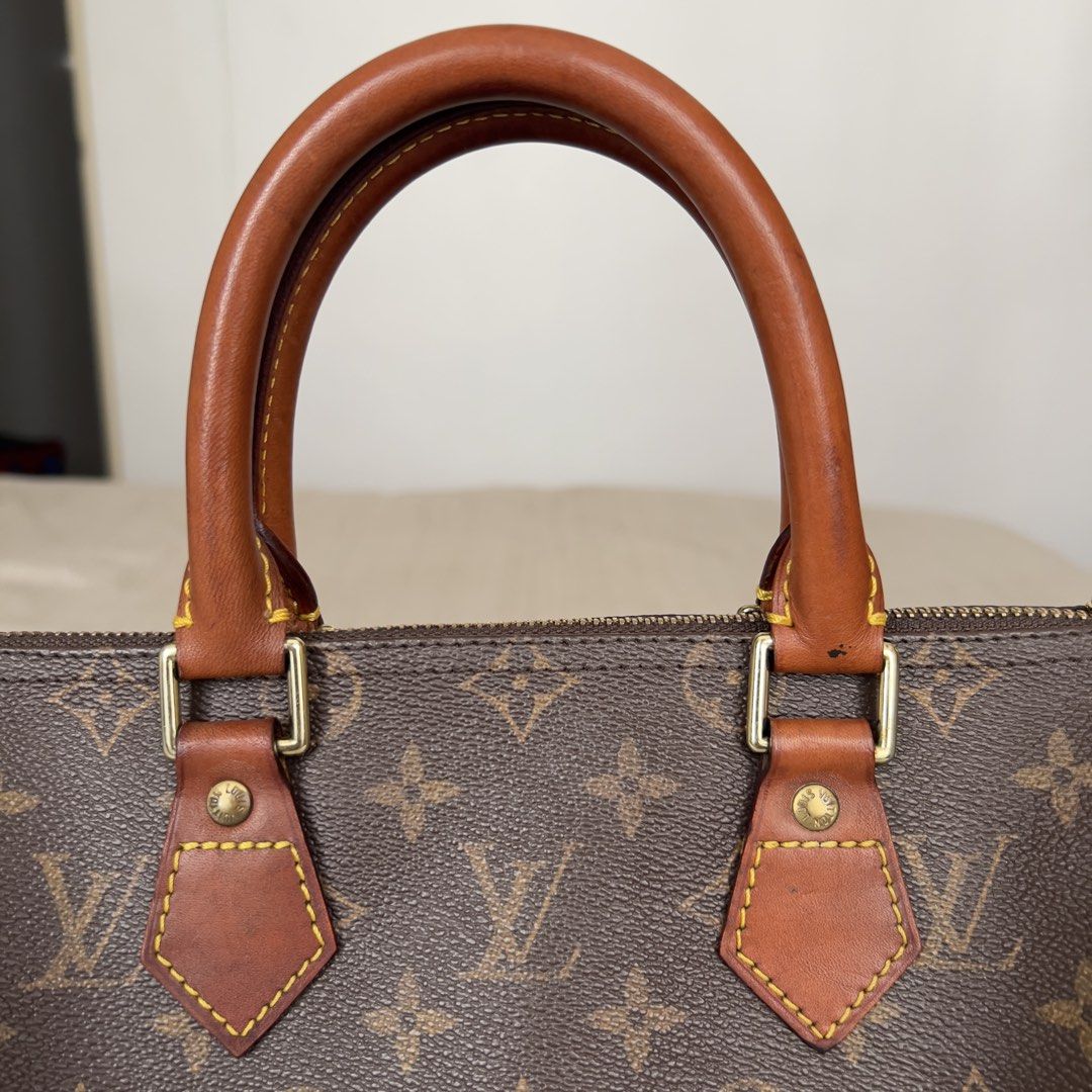 Louis Vuitton Monogram Speedy 25 Handbag (Category: Luxury Bags & Wallets) located in Pasig City. Submitted by jenscloset86 (Listing ID 1466363090, Image 3). Description: Louis Vuitton Monogram Speedy 25 • No inclusion. • Vintage. • Excellent condition. • Coded. .