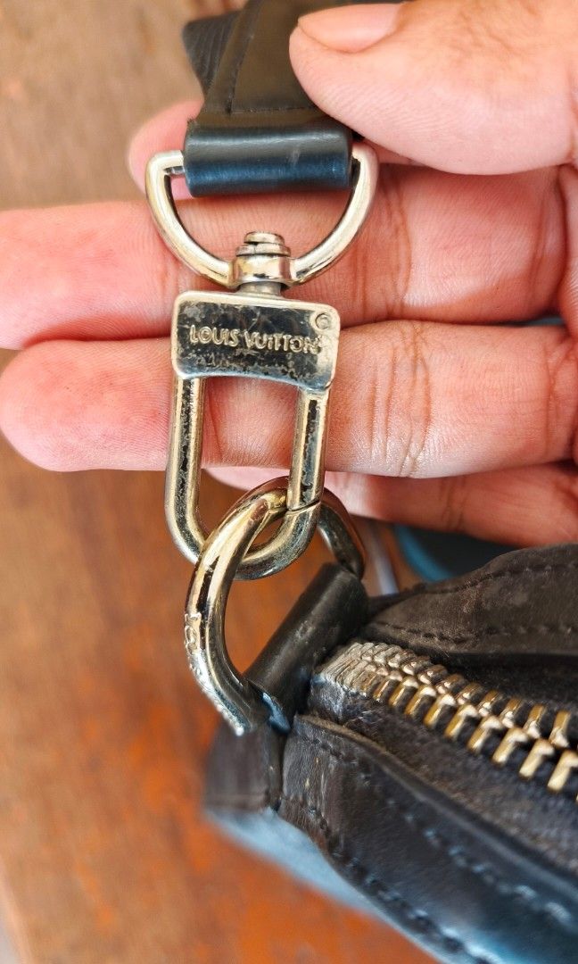 Louis Vuitton sling bag (Category: Luxury Bags & Wallets) located in Manila. Submitted by mackussil (Listing ID 1466404580, Image 2). Description: goods for psg issue. sira lng zipper.