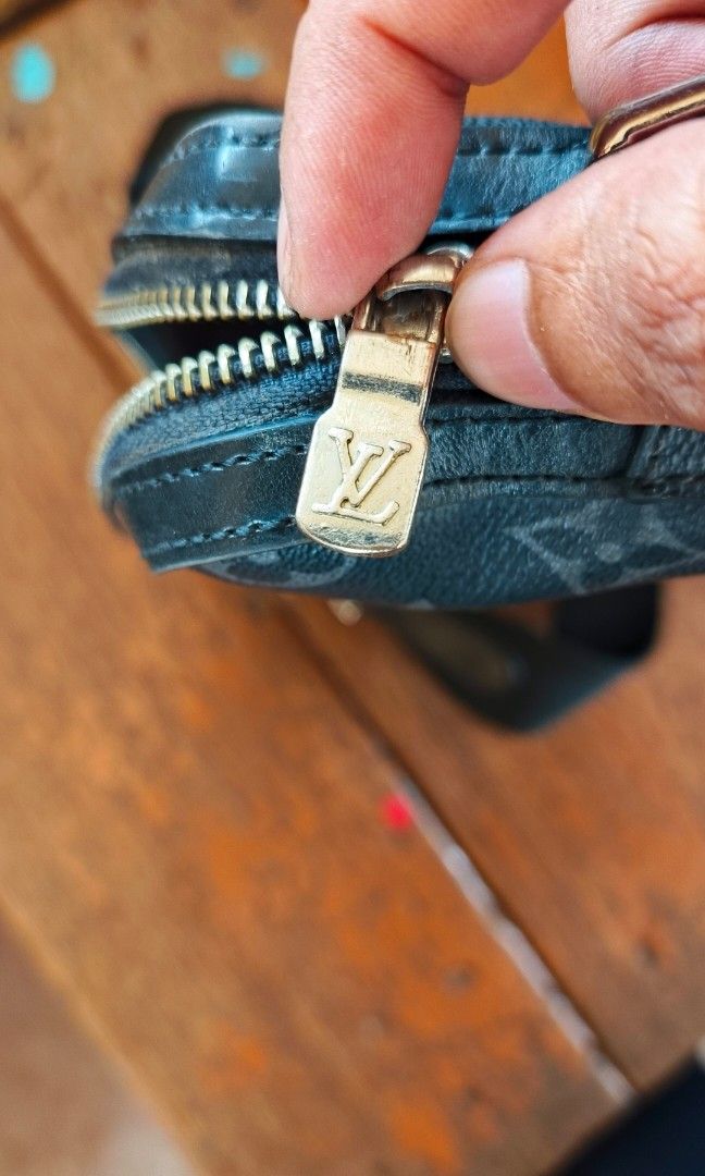 Louis Vuitton sling bag (Category: Luxury Bags & Wallets) located in Manila. Submitted by mackussil (Listing ID 1466404580, Image 3). Description: goods for psg issue. sira lng zipper.