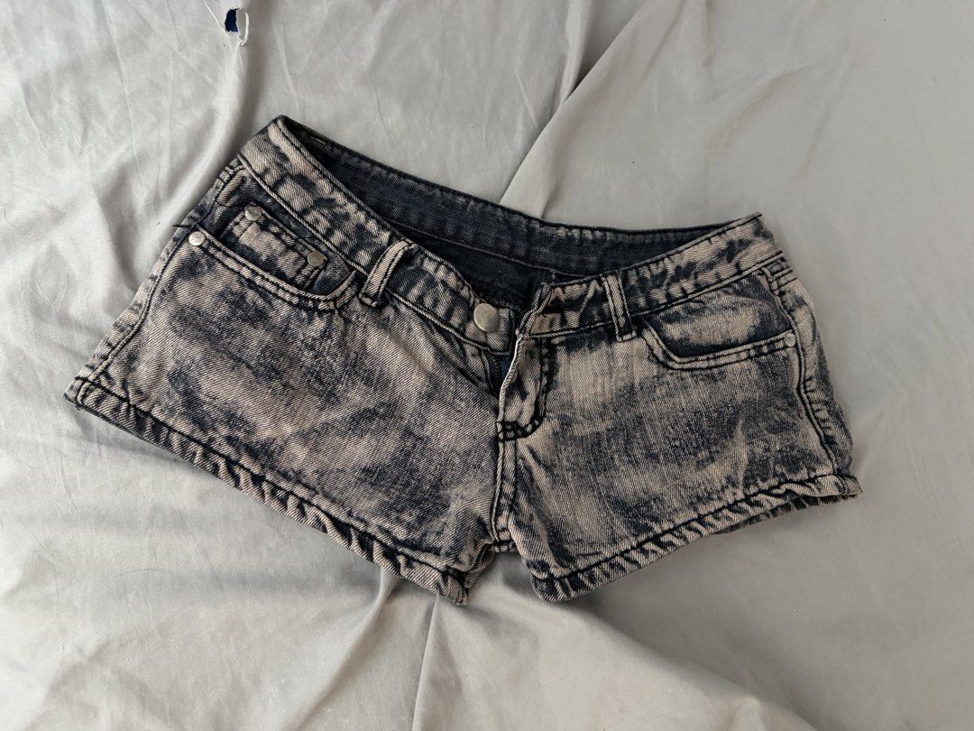 low waist short (Category: Shorts) located in Manila. Submitted by yanaccc (Listing ID 1466540336, Image 1). Description: .