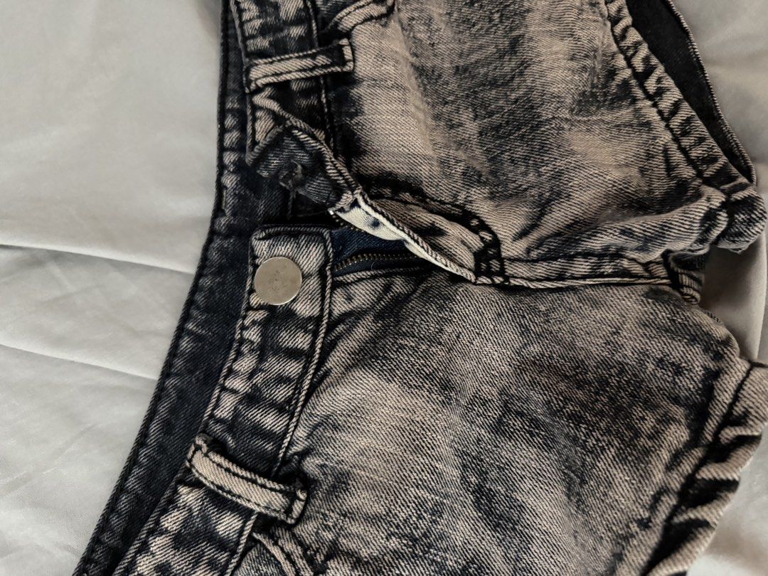 low waist short (Category: Shorts) located in Manila. Submitted by yanaccc (Listing ID 1466540336, Image 3). Description: .