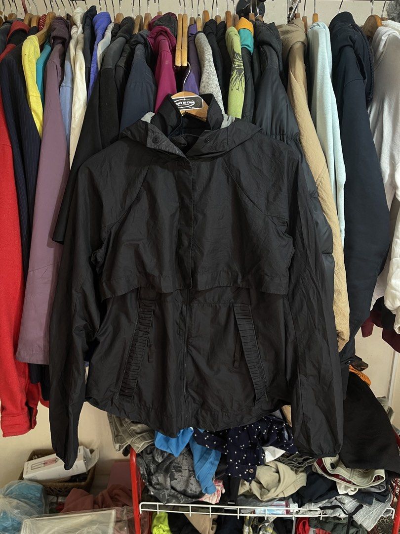 Lululemon The Best Vest Jacket Black (Category: Activewear) located in Cabuyao City. Submitted by jeirussamson897 (Listing ID 1466350313, Image 3). Description: Lululemon The Best Vest Jacket Black dot 8 minimal issue on hood part jacket convertible to vest perfect on running and hiking 9/10 499+sf .