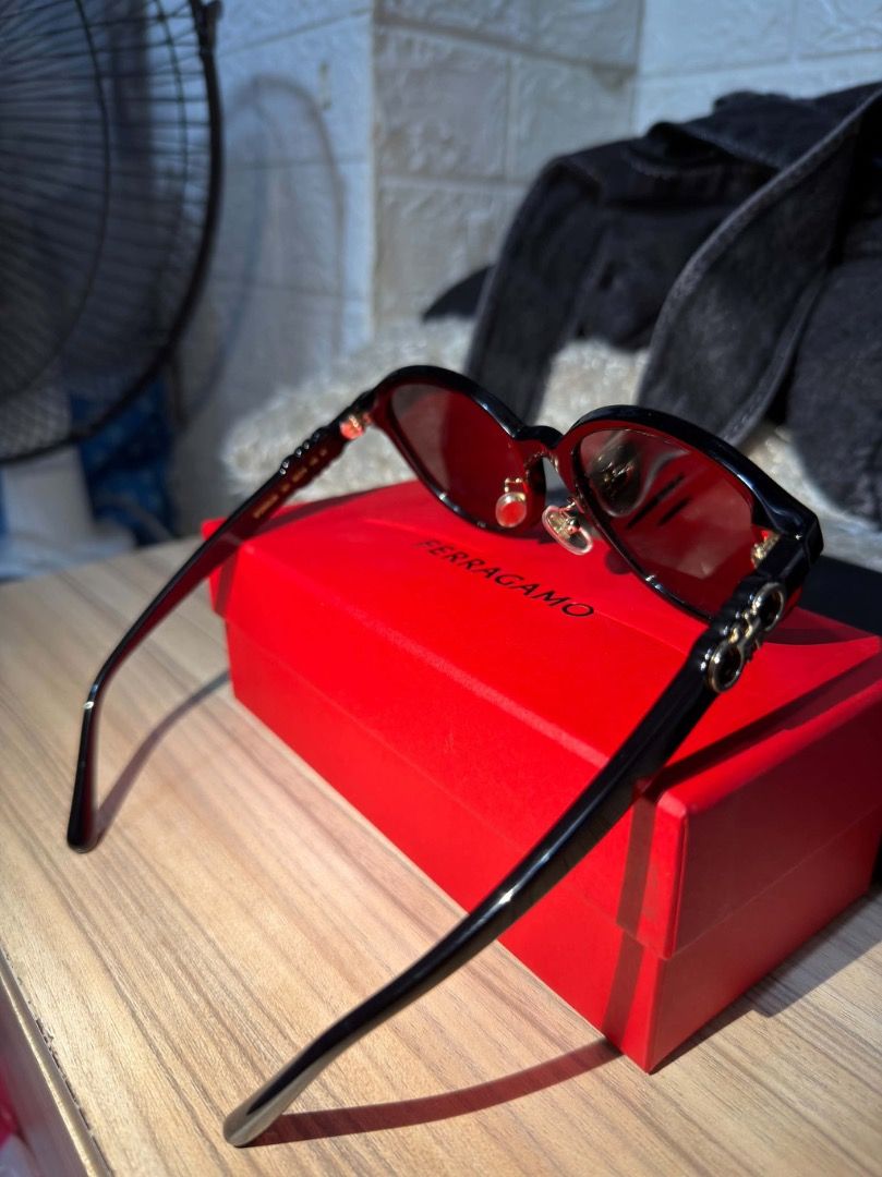 Luxury (Category: Sunglasses & Eyewear) located in Caloocan City. Submitted by wildstone_3ac209 (Listing ID 1466506407, Image 3). Description: Opened once for checking .