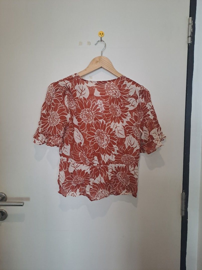Madewell crop blouse (Category: Blouses) located in Manila. Submitted by joanbalde39643 (Listing ID 1466439583, Image 3). Description: This item is a madewell Silk Journal Keyhole-Sleeve Top in the pattern "Sunflower Season" (color listed as big sunflowers rusty torch) from Madewell..