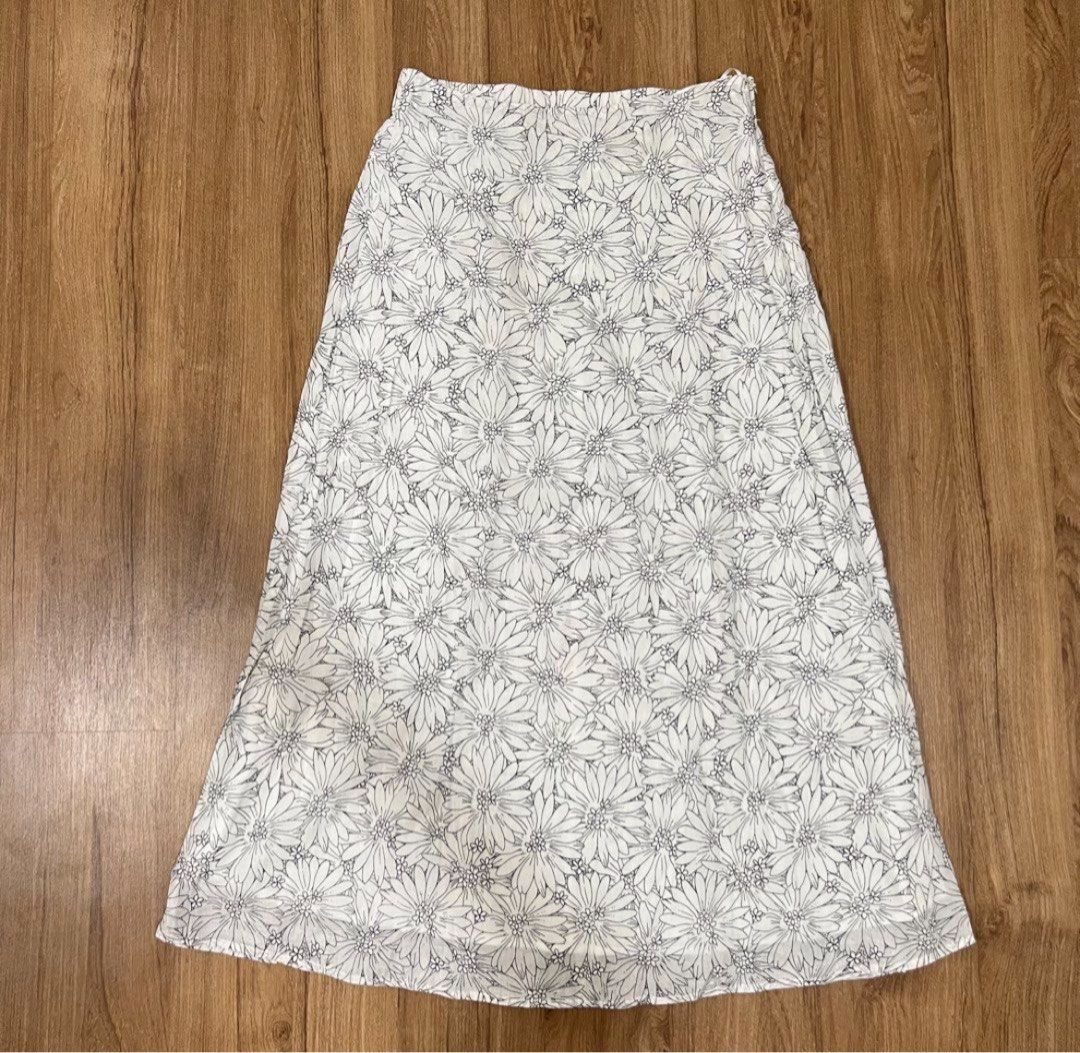 Mango SALE! (Category: Skirts) located in Muntinlupa City. Submitted by shopblank (Listing ID 1466446824, Image 1). Description: - Design: White midi skirt with all-over black floral daisy pattern - Fit: High-waisted with a flowing silhouette - Closure: Convenient side zipper - Material: Lightweight and comfortable fabric - Versatility: Perfect for casual daytime outings, dates, or office wear - Condition: Excellent / Great wardrobe addition.