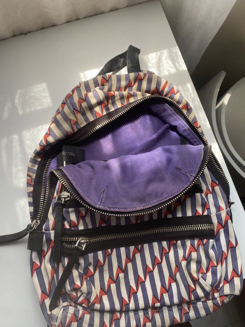 Marc Jacobs Backpack (School bag) (Category: Backpacks) located in Iloilo. Submitted by chelseyywz (Listing ID 1466385502, Image 3). Description: Marc Jacobs Backpack ideal for school. working all zippers 💗.