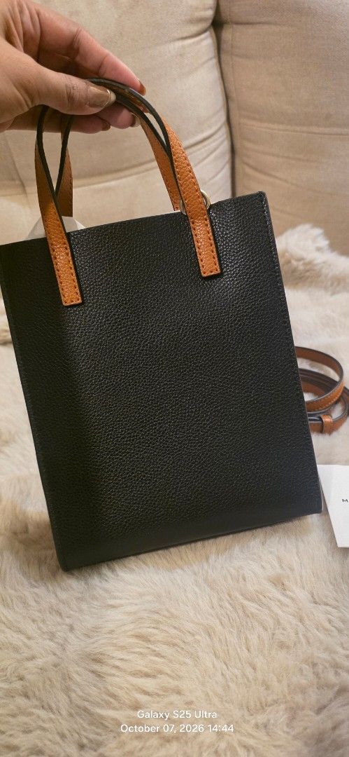 Marc Jacobs Leather Tote Bag (Category: Luxury Bags & Wallets) located in Pasay City. Submitted by erianodiegna (Listing ID 1466406080, Image 3). Description: ✨ FOR SALE: Marc Jacobs Mini Grind Tote Bag in 'Smoked Almond' (Tricolor) ✨ Selling an authentic, pre-loved Marc Jacobs Mini Grind tote bag in the gorgeous Smoked Almond tricolor scheme (Black, Cream, and Tan pebbled leather with gold-tone hardware)! 📌 Item Details: * Model: Marc Jacobs Mi