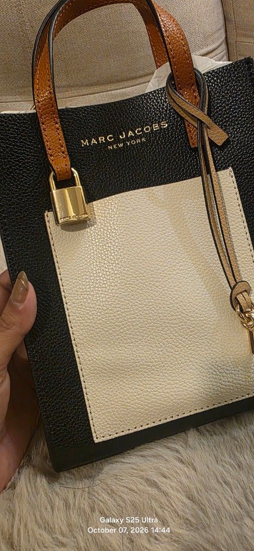 Marc Jacobs Leather Tote Bag (Category: Luxury Bags & Wallets) located in Pasay City. Submitted by erianodiegna (Listing ID 1466406080, Image 2). Description: ✨ FOR SALE: Marc Jacobs Mini Grind Tote Bag in 'Smoked Almond' (Tricolor) ✨ Selling an authentic, pre-loved Marc Jacobs Mini Grind tote bag in the gorgeous Smoked Almond tricolor scheme (Black, Cream, and Tan pebbled leather with gold-tone hardware)! 📌 Item Details: * Model: Marc Jacobs Mi