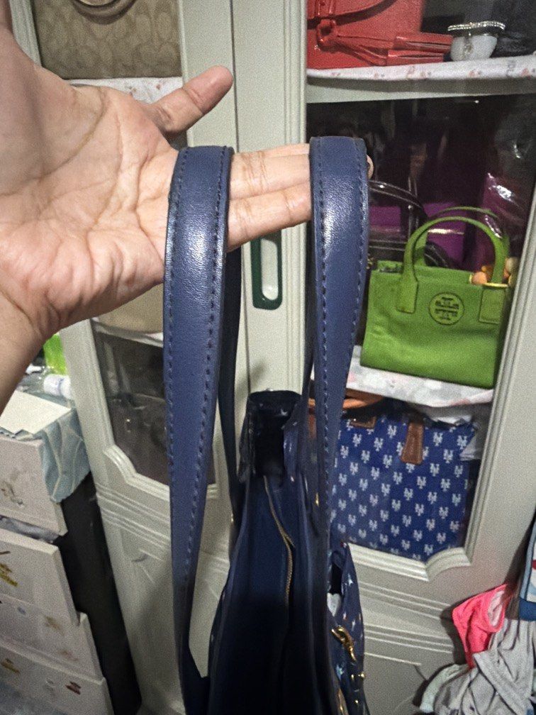 Marc Jacobs Tote Bag /Diaper Bag (Category: Shoulder Bags) located in Davao. Submitted by mydearest20 (Listing ID 1466506172, Image 3). Description: legit 💯 OG Original Marc Jacobs Diaper Bag Tote Bag Subrang dami ma e lagay Grab it! negotiable from 3500,3250-.