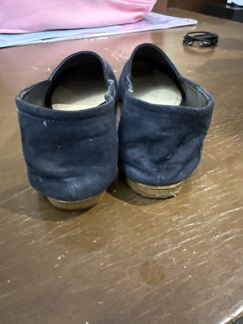 Massimo Dutti Navy Suede Loafers Flats Size 38 (Category: Loafers) located in Quezon City. Submitted by nsseller (Listing ID 1466461389, Image 3). Description: Navy blue suede slip-on shoes from Massimo Dutti. Size 38, made in Portugal. Flat heel design with gold trim accent on the back. Soles show heavy wear from walking outdoors, uppers still soft with normal signs of use..