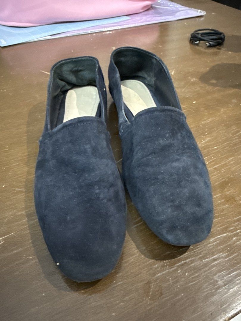 Massimo Dutti Navy Suede Loafers Flats Size 38 (Category: Loafers) located in Quezon City. Submitted by nsseller (Listing ID 1466461389, Image 1). Description: Navy blue suede slip-on shoes from Massimo Dutti. Size 38, made in Portugal. Flat heel design with gold trim accent on the back. Soles show heavy wear from walking outdoors, uppers still soft with normal signs of use..