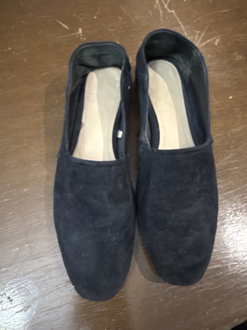 Massimo Dutti Navy Suede Loafers Flats Size 38 (Category: Loafers) located in Quezon City. Submitted by nsseller (Listing ID 1466461389, Image 2). Description: Navy blue suede slip-on shoes from Massimo Dutti. Size 38, made in Portugal. Flat heel design with gold trim accent on the back. Soles show heavy wear from walking outdoors, uppers still soft with normal signs of use..