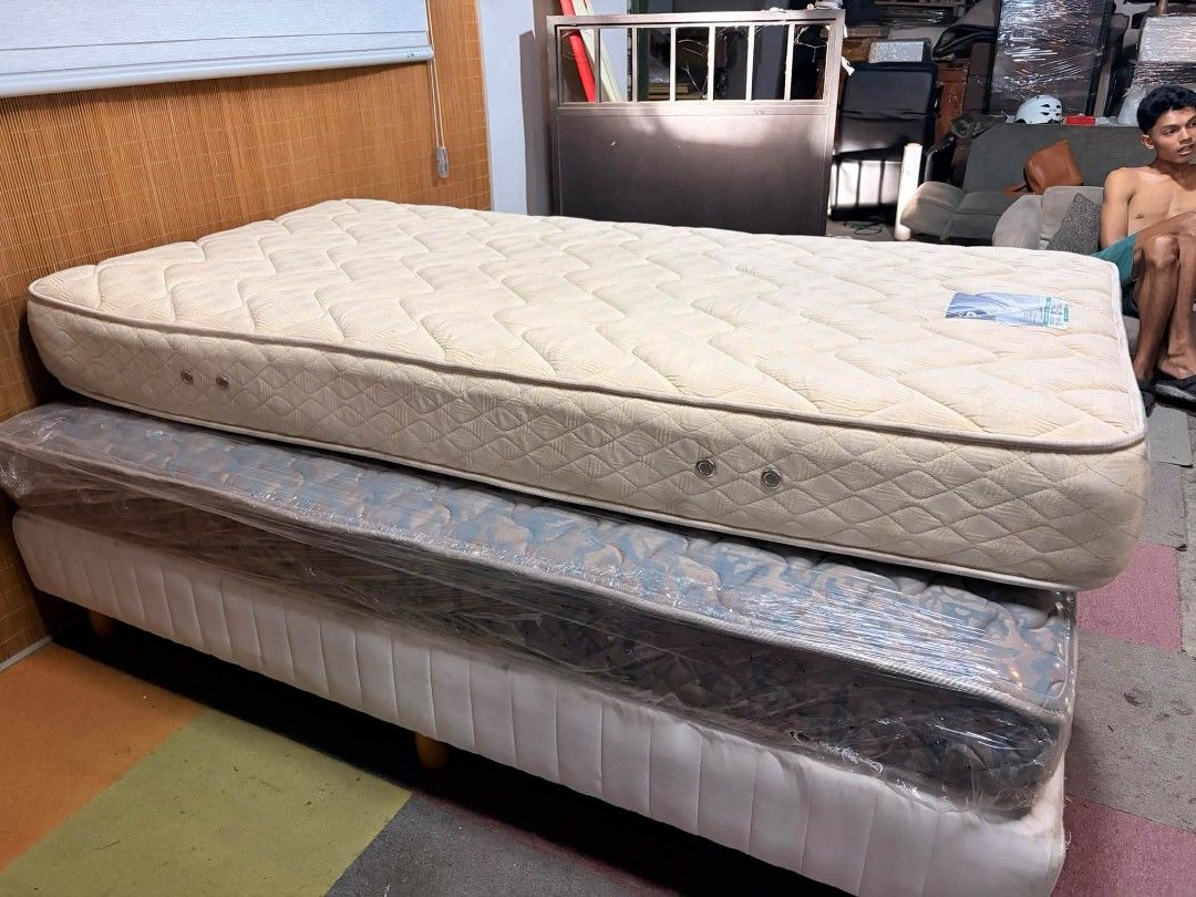 Mattress (Category: Bed Frames & Mattresses) located in Meycauayan. Submitted by marygracecasimiro (Listing ID 1466481134, Image 3). Description: Aisin Seiki ASLEEP Pocket VP SINGLE Mattress 🇯🇵Made in JAPAN, Health Mattress SUPER SOFT AND COMFY!!! Price : 4500 ✅ SINGLE SIZE : 38 x 75 inches Thickness : 9 inches In VERY good condition 🩷.